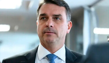 “Pega ladrão”: Flávio Bolsonaro é chamado de “bandido” em evento da PM