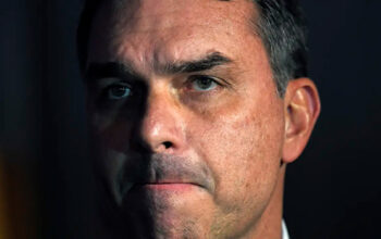 PF vê indícios para investigar Flávio Bolsonaro por repasse de Vorcaro aos EUA