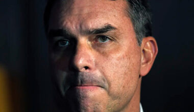 PF vê indícios para investigar Flávio Bolsonaro por repasse de Vorcaro aos EUA