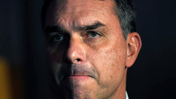 PF vê indícios para investigar Flávio Bolsonaro por repasse de Vorcaro aos EUA