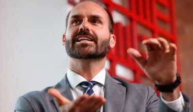 PGR pede condenação de Eduardo Bolsonaro por coação contra ministros do STF