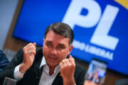 PL dá prazo para Flávio Bolsonaro provar que não derreteu