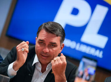 PL dá prazo para Flávio Bolsonaro provar que não derreteu