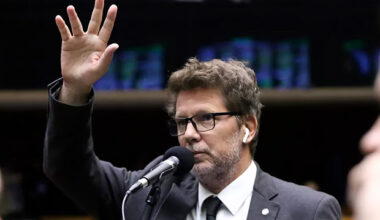 PT aciona PGR contra Mário Frias por suspeita de rachadinha e lavagem de dinheiro