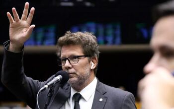 Câmara diz ao STF que Mário Frias viajou sem aval oficial