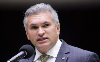 “Flávio Bolsonaro é um picareta e esse dinheiro de filme é propina”, diz o ex-bolsonarista Julian Lemos