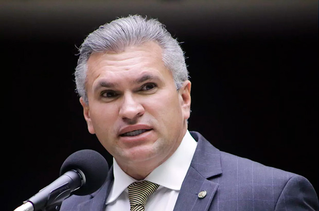 “Flávio Bolsonaro é um picareta e esse dinheiro de filme é propina”, diz o ex-bolsonarista Julian Lemos