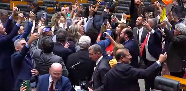 Câmara aprova PEC que acaba com escala 6x1 por 472 votos a 22; texto vai ao Senado