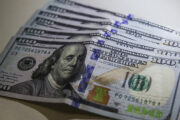 Dólar fecha abaixo de R$ 4,90 pela primeira vez em 28 meses