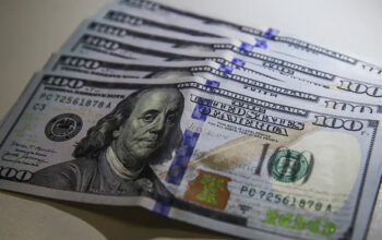Dólar fecha abaixo de R$ 4,90 pela primeira vez em 28 meses