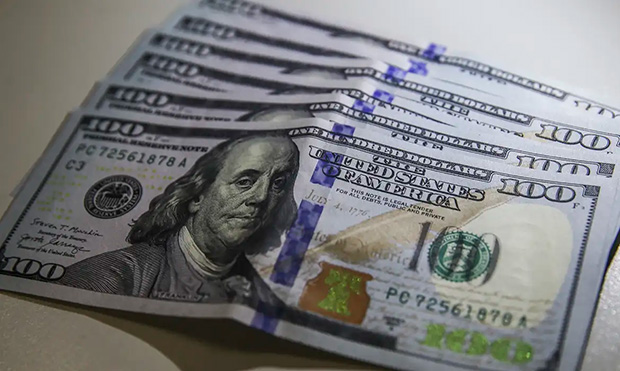 Dólar fecha abaixo de R$ 4,90 pela primeira vez em 28 meses