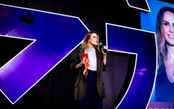 Ana Paula Renault detona coaches e defende professores em palestra
