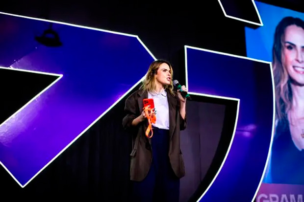 Ana Paula Renault detona coaches e defende professores em palestra