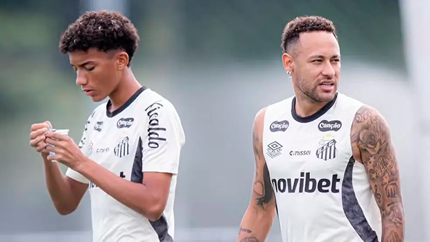 Neymar agride Robinho Jr. após ser driblado pelo garoto em treino