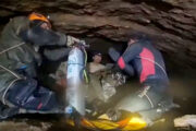 Socorristas resgatam cinco pessoas presas em caverna inundada no Laos