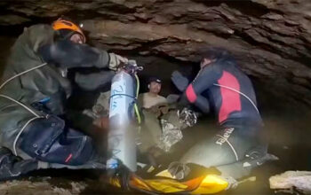 Socorristas resgatam cinco pessoas presas em caverna inundada no Laos