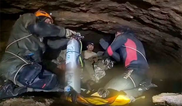 Socorristas resgatam cinco pessoas presas em caverna inundada no Laos
