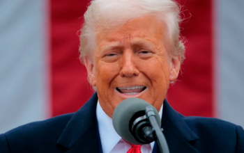 Trump anuncia alta de tarifa para 25% sobre veículos da UE