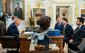 Após tarifaço, 'traição ao Brasil' explode nas redes com 78% contra Trump e clã Bolsonaro