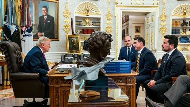 Após tarifaço, 'traição ao Brasil' explode nas redes com 78% contra Trump e clã Bolsonaro