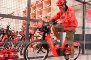 BNDES abre linha de R$ 340 milhões para bicicletas elétricas de entregadores