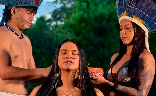 Boi Caprichoso anuncia Lup Moara a primeira mulher trans como tuxaua do Festival de Parintins