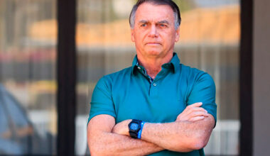 Bolsonaro depõe em casa sobre arma apreendida sem certificado no DF