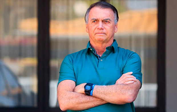 Bolsonaro depõe em casa sobre arma apreendida sem certificado no DF
