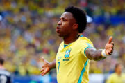 Brasil faz 2 a 0 na Escócia com show de Vinícius Júnior