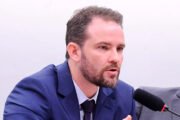 “Brasil não bate continência para a bandeira americana", diz Durigan