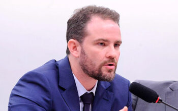 “Brasil não bate continência para a bandeira americana", diz Durigan