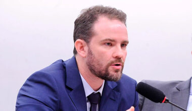 “Brasil não bate continência para a bandeira americana", diz Durigan
