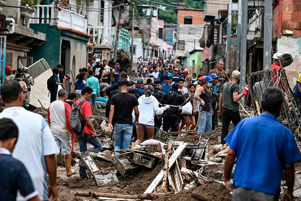 Criança de 3 anos sobrevive e é foi resgatada de escombros na Venezuela seis dias após os terremoto