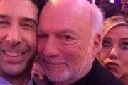 Elenco se despede de James Burrows, diretor de "Friends", morto aos 85 anos