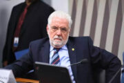 Elo de Jaques Wagner com o Master envolveria viagens em jatos de Vorcaro e apartamento em Salvador