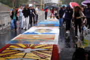 Fiéis enfrentam chuva para fazer tapetes de Corpus Christi no Rio