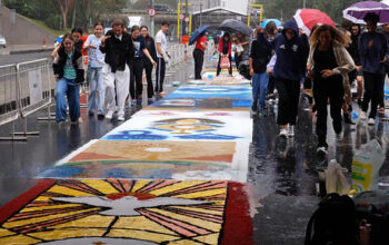 Fiéis enfrentam chuva para fazer tapetes de Corpus Christi no Rio