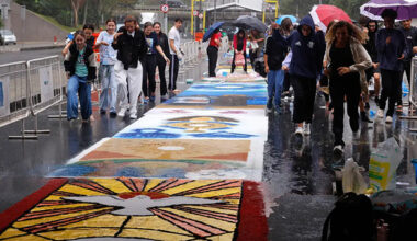 Fiéis enfrentam chuva para fazer tapetes de Corpus Christi no Rio