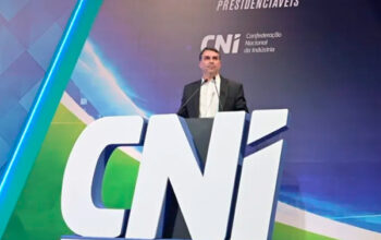 Flávio Bolsonaro diz que STF interfere nas eleições e compara Corte a delegacia de polícia