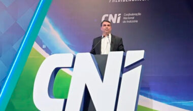 Flávio Bolsonaro diz que STF interfere nas eleições e compara Corte a delegacia de polícia