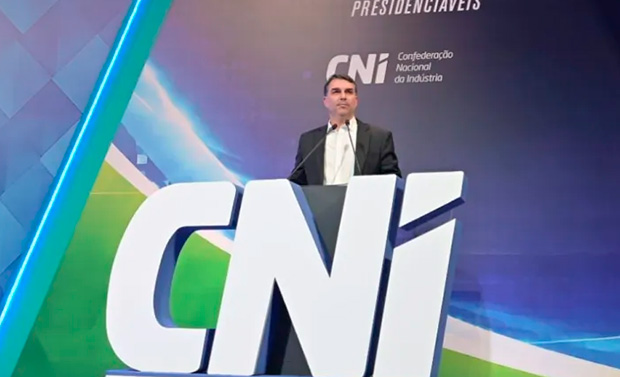 Flávio Bolsonaro diz que STF interfere nas eleições e compara Corte a delegacia de polícia
