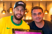 Flávio Bolsonaro larga Senado em dia útil para ver Neymar nos EUA com ingresso suspeito