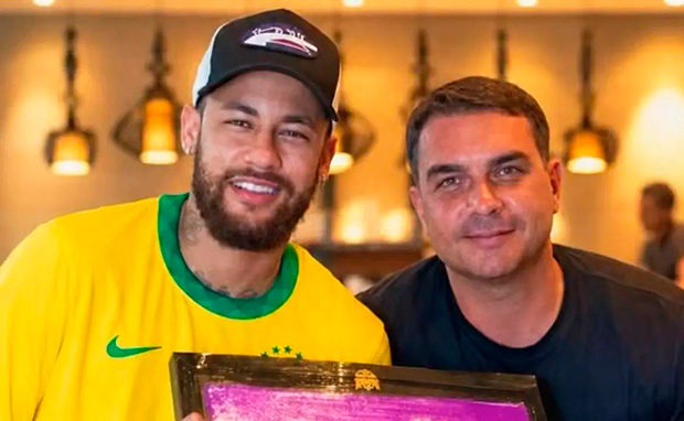 Flávio Bolsonaro larga Senado em dia útil para ver Neymar nos EUA com ingresso suspeito