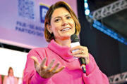 Flávio Bolsonaro pediu desculpas publicamente a Michelle Bolsonaro e negou ter ofendido a ex-primeira-dama