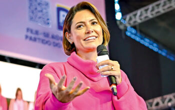 Flávio Bolsonaro pediu desculpas publicamente a Michelle Bolsonaro e negou ter ofendido a ex-primeira-dama
