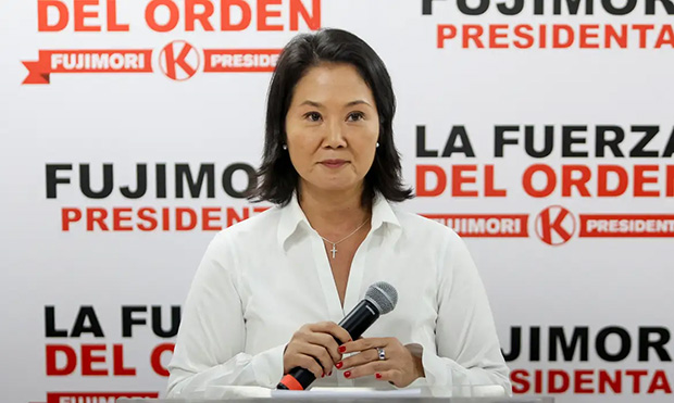 Fujimori se aproxima da presidência do Peru e Sánchez convoca protesto