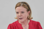 Gleisi diz que Wagner deve responder se houver provas e cobra investigação dos áudios de Flávio Bolsonaro e Vorcaro