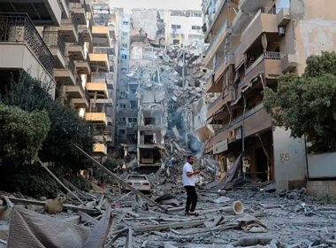 Israel desafia Trump e bombardeia Beirute; Irã ameaça bases dos EUA