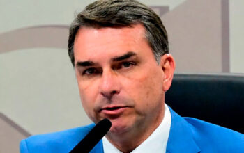 Janones diz que autoridades dos EUA ficaram em choque com denúncias contra Flávio Bolsonaro