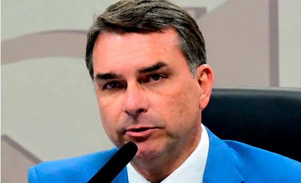 Janones diz que autoridades dos EUA ficaram em choque com denúncias contra Flávio Bolsonaro